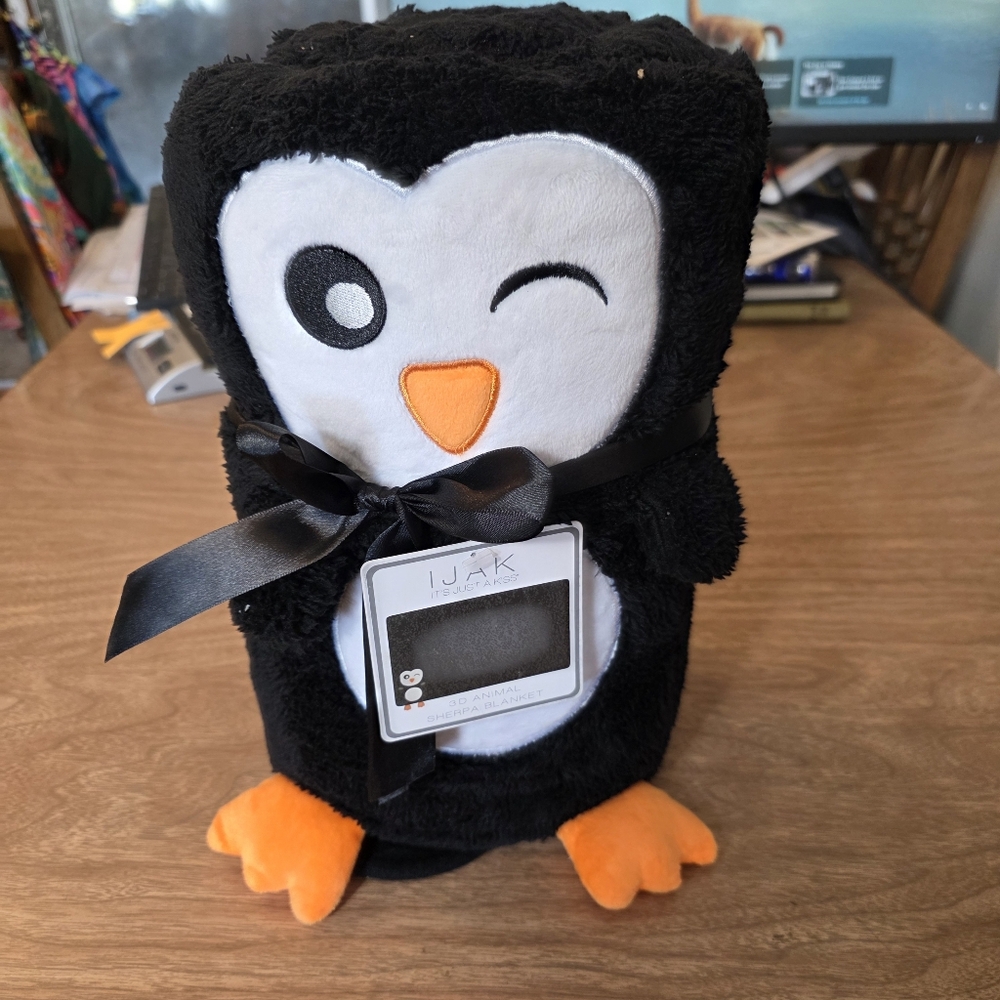 IJAK “It’s Just A Kiss” Penguin 3D Animal Sherpa Blanket NWT Plush Throw Medium - Picture 7 of 10